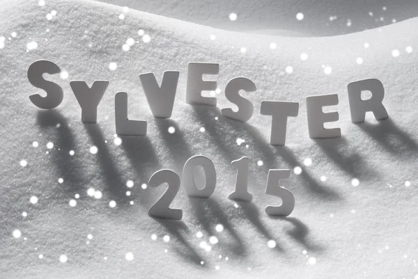 Palabra Sylvester 2015 Media Nochevieja en la nieve, Copos de nieve — Foto de Stock