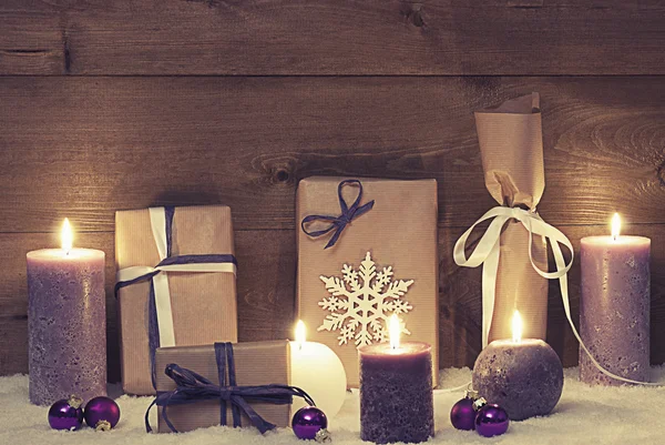 Vintage y Shabby Chic púrpura regalos de Navidad con velas Imagen De Stock