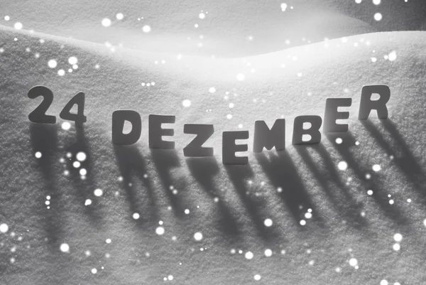 Palavra branca 24 de dezembro significa 24 de dezembro na neve, flocos de neve — Fotografia de Stock