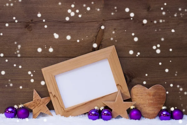 Decoração de Natal roxo com espaço de cópia, flocos de neve — Fotografia de Stock