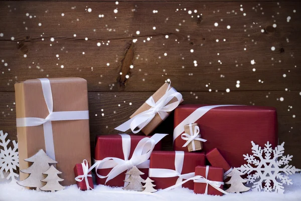 Regalos rojos de Navidad y decoración con cinta blanca, copos de nieve — Foto de Stock