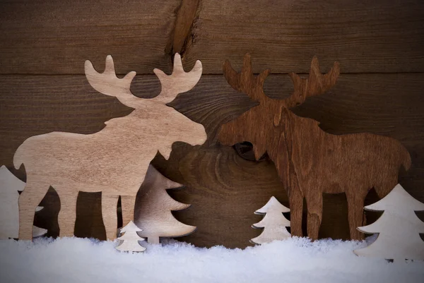 Weihnachtsdekoration, verliebtes Elchpaar, Bäume und Schnee — Stockfoto