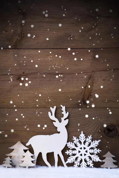 Cartão de Natal branco vertical com espaço de cópia na neve, floco de neve — Fotografia de Stock