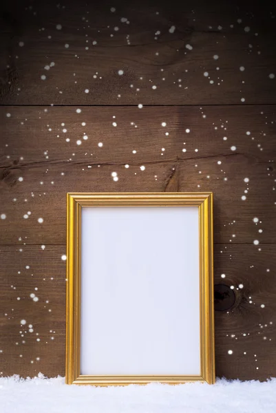 Вертикальная рамка с копировальным местом на снегу и снежинках — стоковое фото