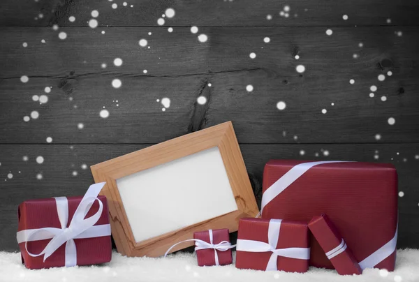 Rosso, grigio Natale Decorazione, Regalo, Neve, Copia di spazio, Fiocco di neve Fotografia Stock