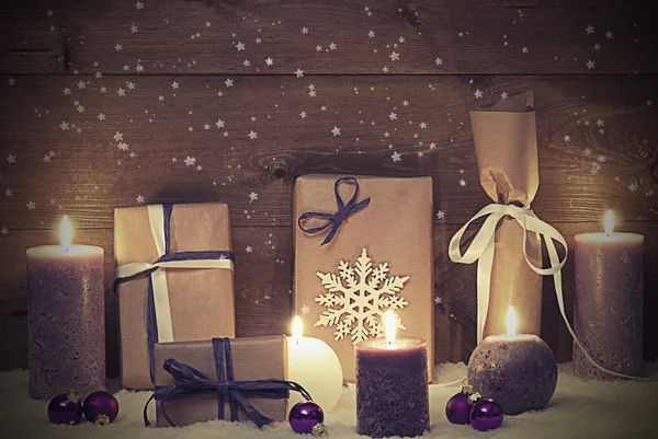Vintage y Shabby Chic púrpura regalo de Navidad con vela, estrellas Fotos de stock libres de derechos
