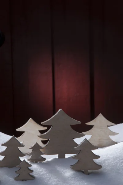 Vier weiße hölzerne Weihnachtsbäume, Schnee — Stockfoto