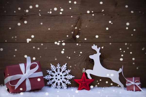 Carte de Noël rouge avec décoration, espace de copie, flocons de neige, neige — Photo