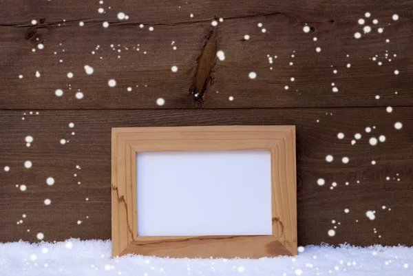 Рождественская открытка с рамкой, копировальным пространством, снежинками, снегом — стоковое фото