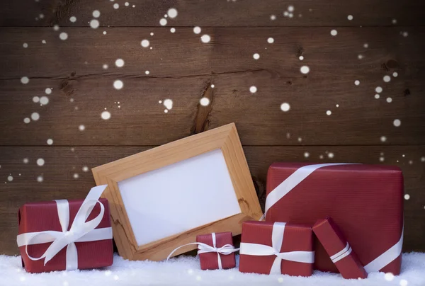 Décoration de Noël rouge, Cadeaux, Neige, Copier l'espace, Flocons de neige — Photo