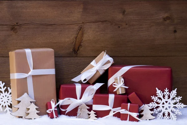 Cadeaux de Noël rouges et décoration avec ruban blanc, flocon de neige — Photo