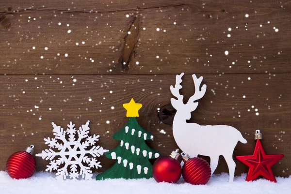 Weihnachtsdekoration, Rentiere, Schneeflocken, grüner Baum, Kugeln — Stockfoto