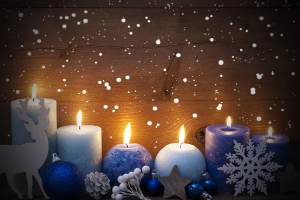 Tarjeta de Navidad con Velas Azules, Renos, Pelota, Copos de Nieve —  Fotos de Stock