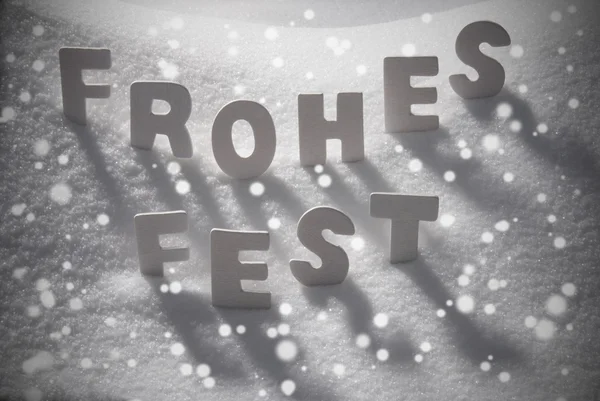 Texto blanco Frohes Fest significa Feliz Navidad en la nieve, Copos de nieve —  Fotos de Stock
