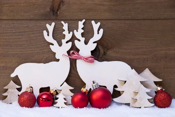 Weihnachtsdekoration, verliebtes Rentierpaar, Schnee, rote Kugel — Stockfoto