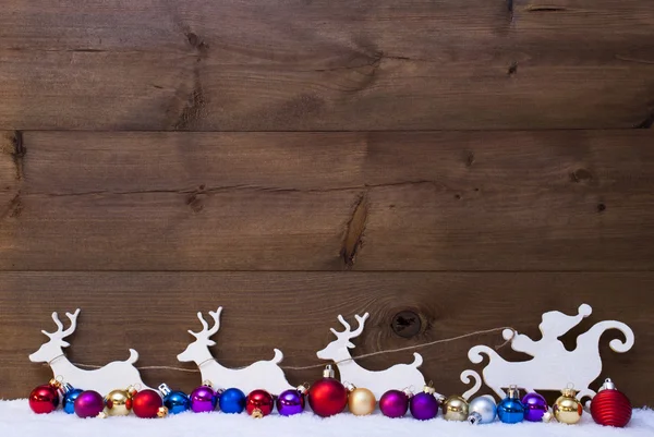 Slitta di Babbo Natale con renne, neve, palline di Natale colorate — Foto Stock