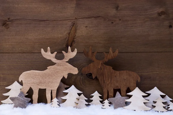 Weihnachtsdekoration, verliebtes Elchpaar, Schnee und Bäume — Stockfoto