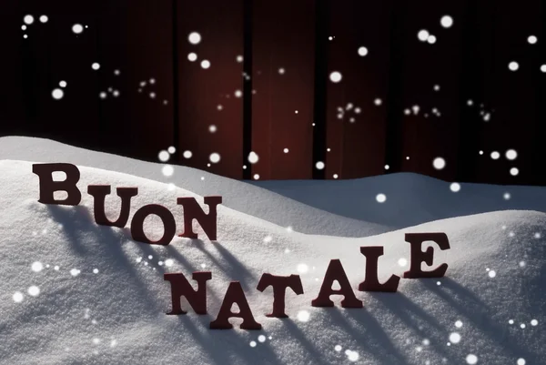 Karte mit Schnee, buon natale bedeutet frohe Weihnachten, Schneeflocken — Stockfoto