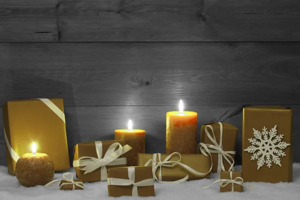 Decoración de Navidad con velas amarillas, regalos y nieve Imagen De Stock