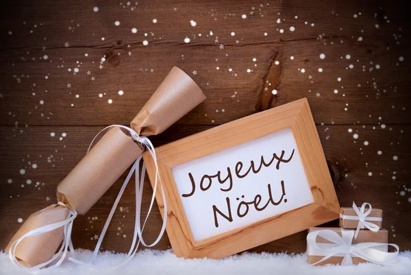 Presente com texto Joyeux Noel significa feliz Natal, floco de neve, neve — Fotografia de Stock