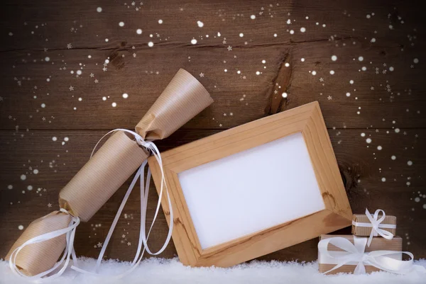 Presentes de Chrsitmas com espaço de cópia na neve, flocos de neve — Fotografia de Stock