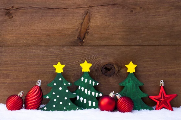 Cartão de Natal com árvores verdes e bolas vermelhas, neve — Fotografia de Stock