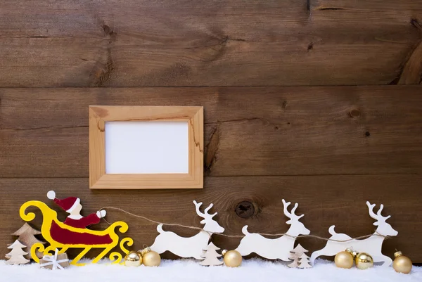 Trineo de Papá Noel, reno, nieve, espacio para copiar, bola de oro, marco — Foto de Stock