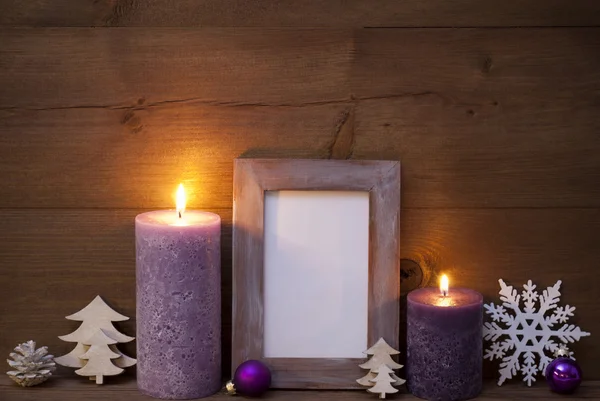 Decoración púrpura de Navidad con marco de fotos de velas, copo de nieve —  Fotos de Stock