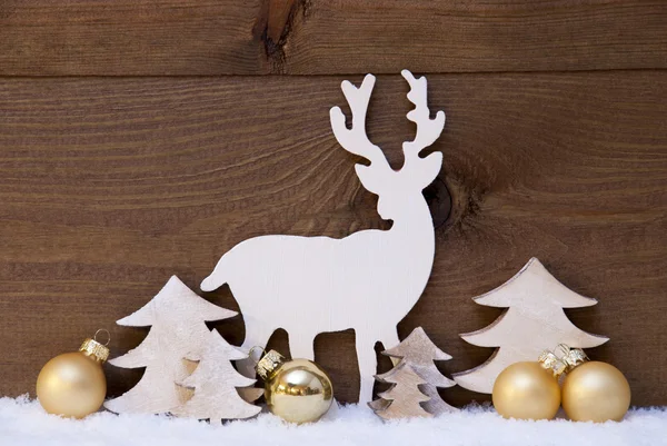 Goldener Weihnachtsschmuck, Schnee, Baum und Rentiere — Stockfoto