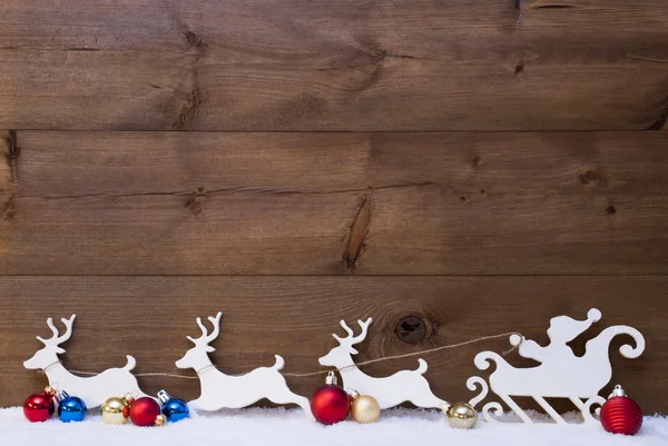 Weihnachtsmann Schlitten mit Rentieren auf Schnee, kopieren Raum — Stockfoto