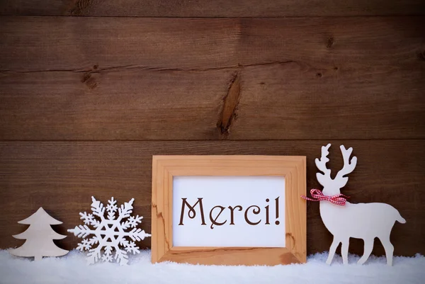 Decoración blanca en la nieve, texto Merci significa gracias —  Fotos de Stock