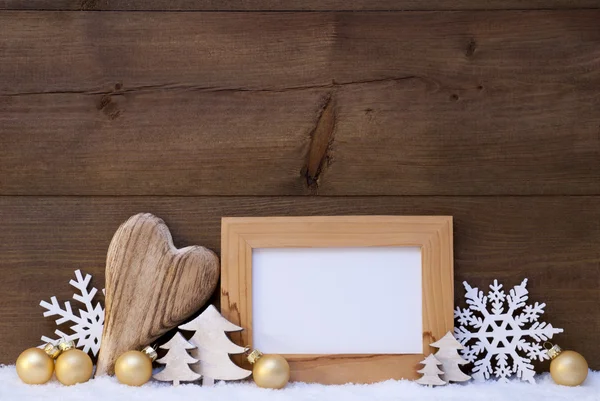 Zlatý Vánoční dekorace, Snow, Copy prostor — Stock fotografie