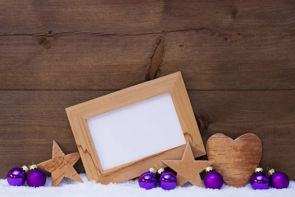 Decoração de Natal roxo com espaço de cópia, neve — Fotografia de Stock