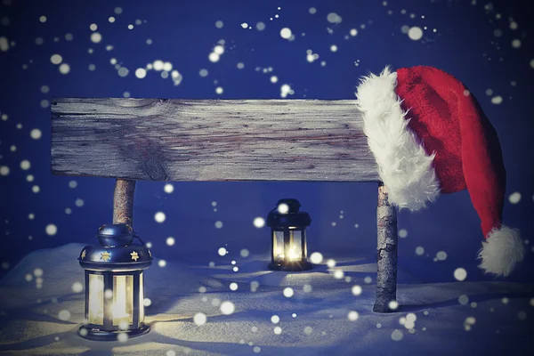 Vintage-Weihnachtskarte mit Schild, Weihnachtsmann-Hut, frohe Feiertage — Stockfoto