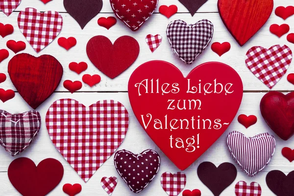 Textura de corazones rojos, texto Valentinstag significa feliz día de San Valentín —  Fotos de Stock