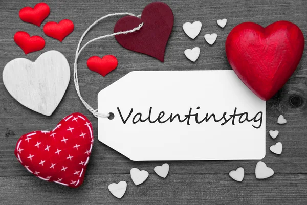 Schwarz-weißes Etikett, rote Herzen, Valentinstag bedeutet Valentinstag — Stockfoto