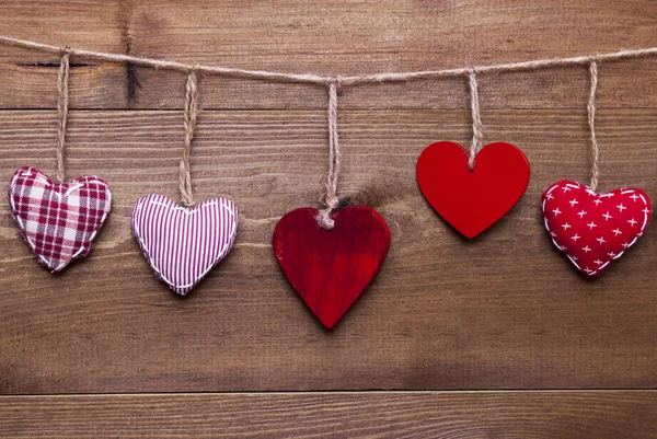 Cuori rossi appesi in una linea per San Valentino Daecoration — Foto Stock