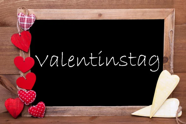 Um Chalkbord, corações vermelhos e amarelos, Valentinstag Dia dos Namorados — Fotografia de Stock