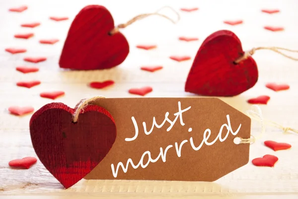 Rótulo romântico com corações, texto acabado de casar — Fotografia de Stock