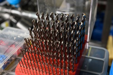 Dükkanda metal ve ahşap için matkap uçları var.