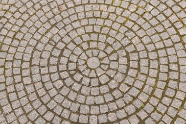 Eski bir ortaçağ Avrupa kasabasında çember şeklinde eski gri kaldırım taşları..