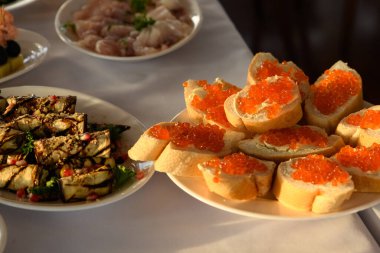 Kırmızı havyarlı ekmek ve tereyağı arka planı