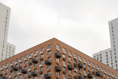 Bitmemiş bir binanın pencereleriyle ön cephe, kapanmamış bir ev