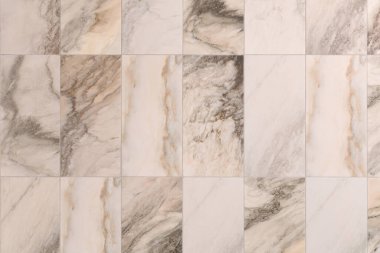 Mermer kiremit duvar. Banyoda duvar kaplaması.