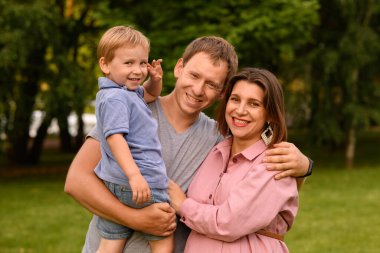 Mutlu genç aile birlikte vakit geçiriyor, dışarıda, tatilde, dışarıda. Aile tatili kavramı.