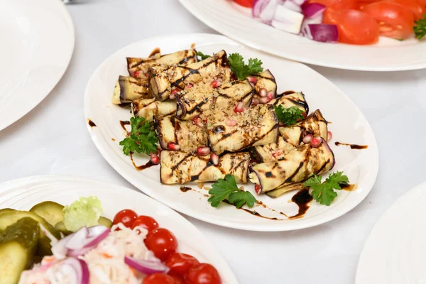 Rouleaux Aubergines Avec Sauce Crème Sur Une Assiette Blanche Sur — Photo