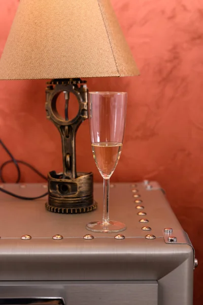 Sklenice Šampaňského Nočním Stolku Hotelovém Pokoji — Stock fotografie