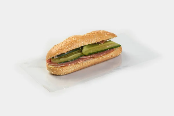 Sandwich Salami Sur Fond Blanc — Photo