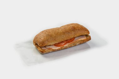 Jambonlu çavdar ciabatta, domates ve krema sosu.