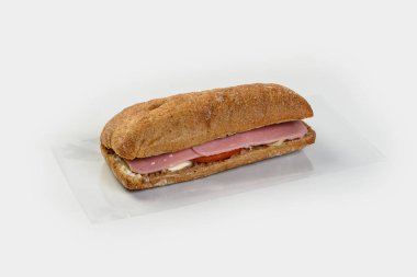 Jambon, domates, otlar ve krema sosuyla doldurulmuş çavdar ciabatta.